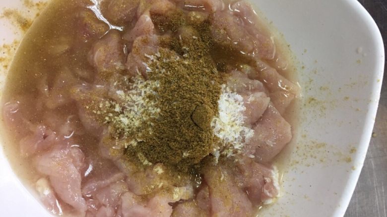 水煮肉片,加盐味精胡椒粉料酒腌制上浆