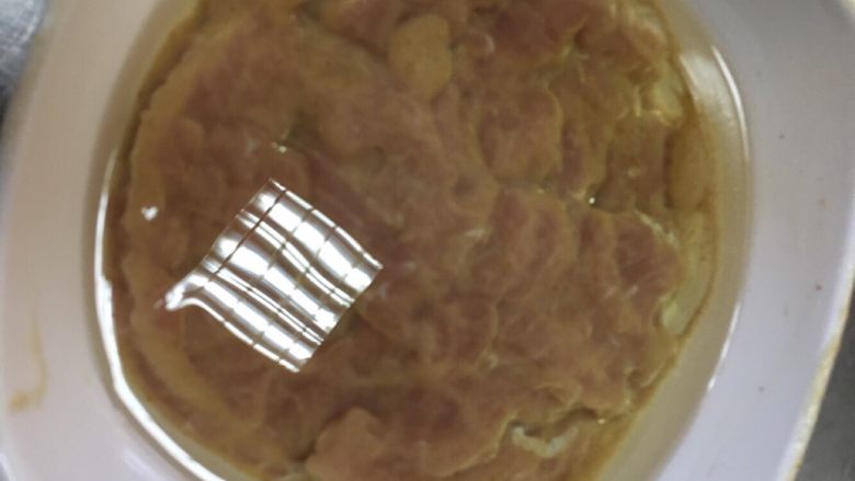 水煮肉片,用油隔绝空气