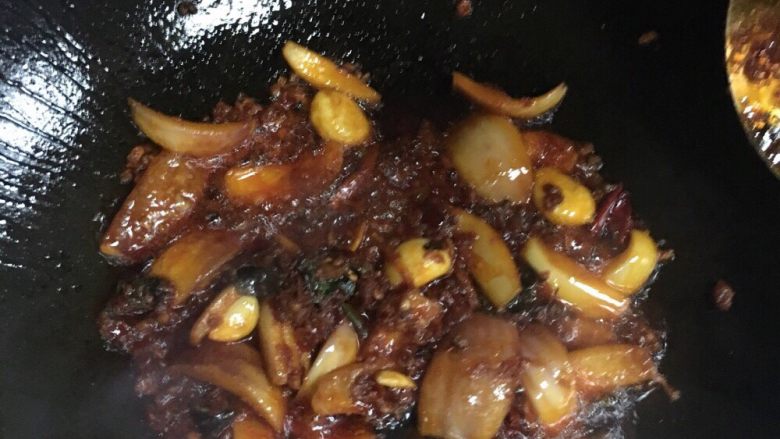 水煮肉片,将豆瓣酱煸出油