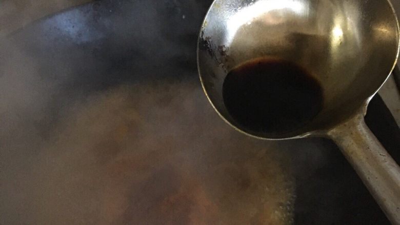 水煮肉片,加水煮开调味