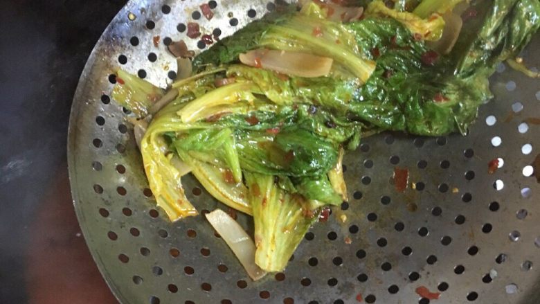 水煮肉片,下生菜烫熟捞出沉入碗中