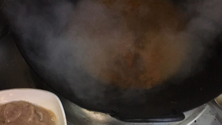 水煮肉片,下肉片煮熟盖生菜上汤倒一半