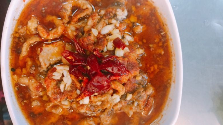 水煮肉片,放上干<a style='color:red;display:inline-block;' href='/shicai/ 62'>辣椒</a>撒上孜然粉。烧红油浇在肉片上