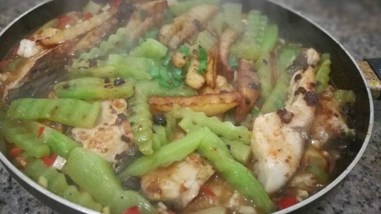 私房鱼块〈草鱼〉+春意绿,炒香后加入小碗水,保持大火倒入煎好的鱼块在表面上盖上锅盖闷2分钟。用一个碗倒一点儿生抽和水少许盐和生粉调成水备用