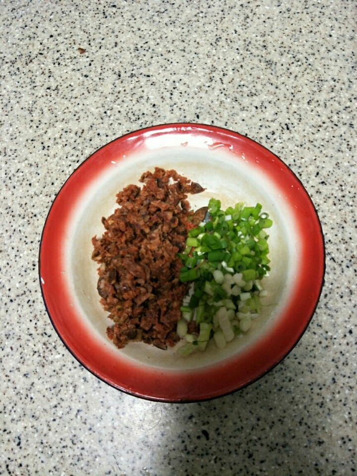 香肠煎饼,煮熟的香肠切成香肠末,香葱切成末