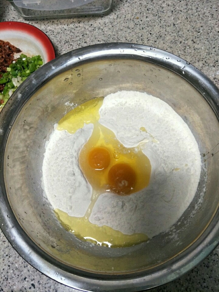 香肠煎饼,将面粉放入盆中,鸡蛋打入面粉中