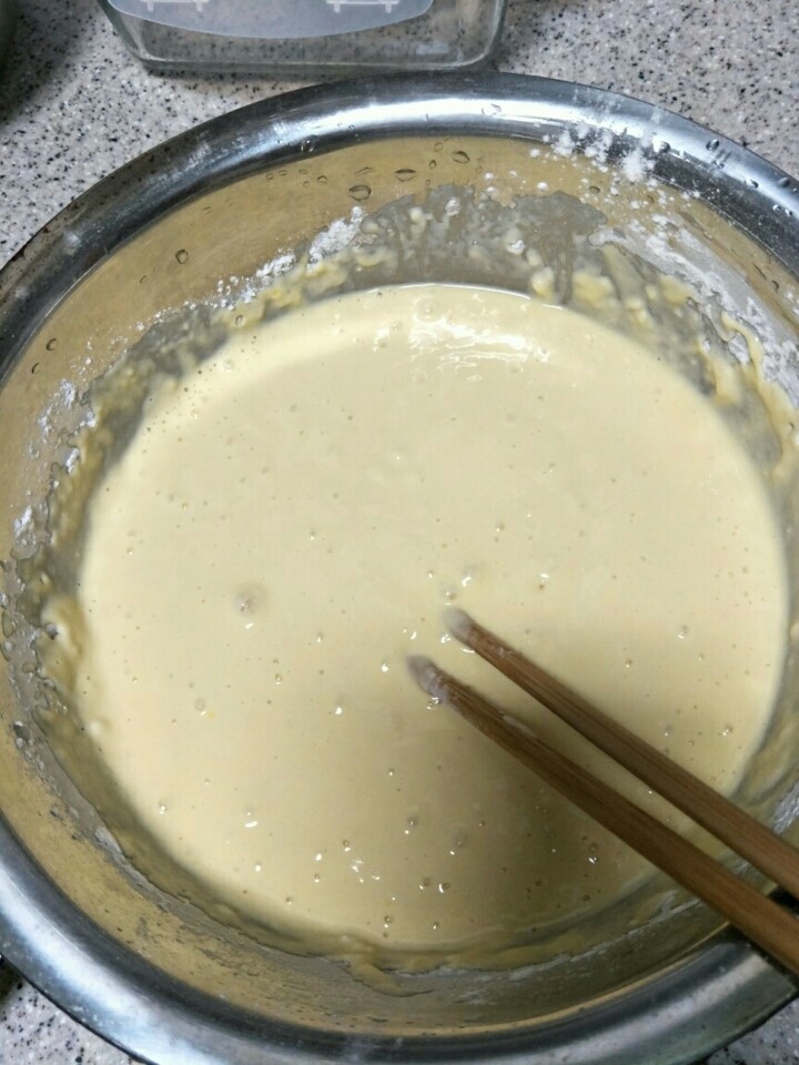 香肠煎饼,把切好的香肠末,香葱末,少许盐放入调匀粉面粉中,继续调匀