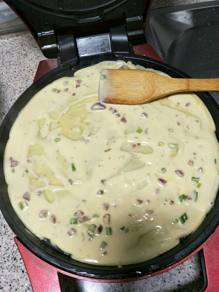 香肠煎饼,把调好的面粉汁,用小勺子放入电饼铛,然后摊平