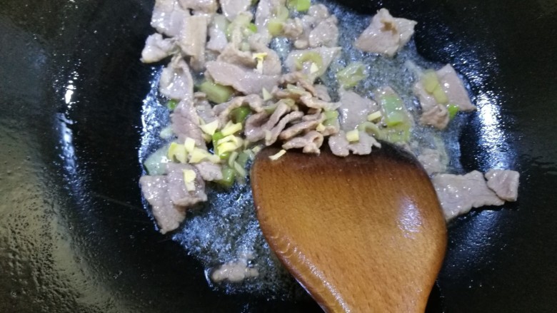 辣椒炒肉,炒匀炒散