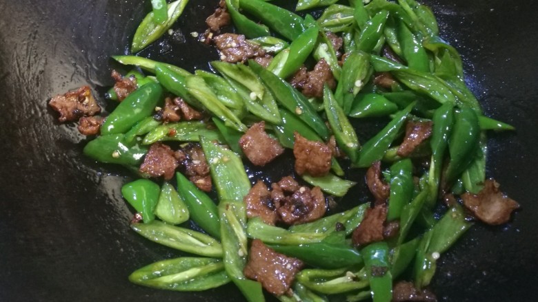 辣椒炒肉,加入辣椒,翻炒