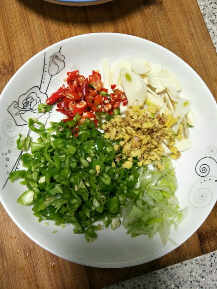 家常水煮鱼,把二荆条,小尖椒,<a style='color:red;display:inline-block;' href='/shicai/ 2800'>生姜</a>切成末,蒜切成片,大葱切末