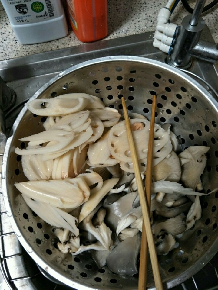 家常水煮鱼,<a style='color:red;display:inline-block;' href='/shicai/ 2662'>藕</a>切成片，<a style='color:red;display:inline-block;' href='/shicai/ 231'>平菇</a>撕成小块洗干净备用