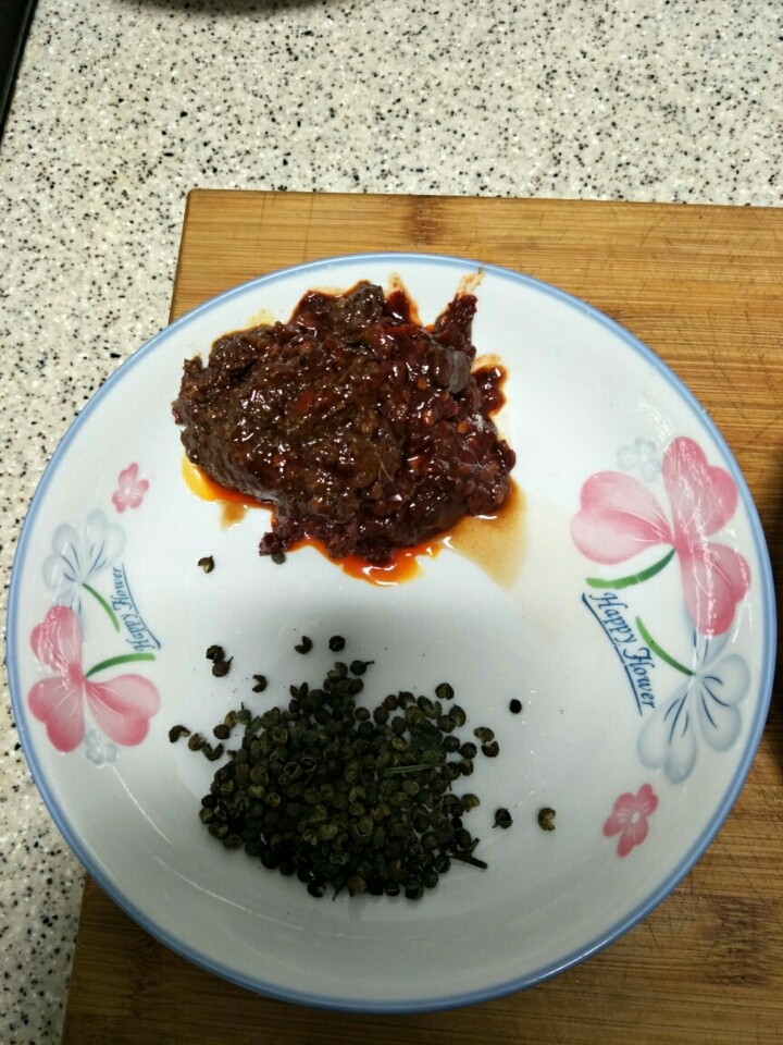 家常水煮鱼,花椒颗粒,<a style='color:red;display:inline-block;' href='/shicai/ 11801'>郫县豆瓣</a>准备好