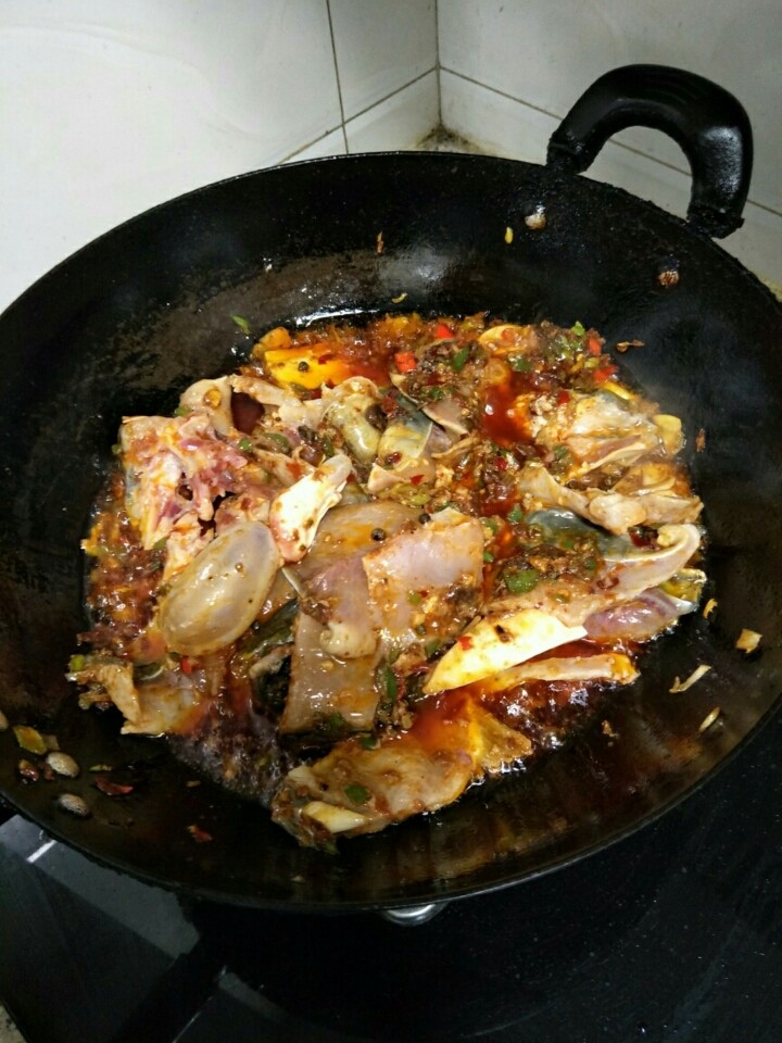 家常水煮鱼,放下腌制好的鱼肉,先放鱼头,鱼骨头,后放鱼肉片,炒3分钟