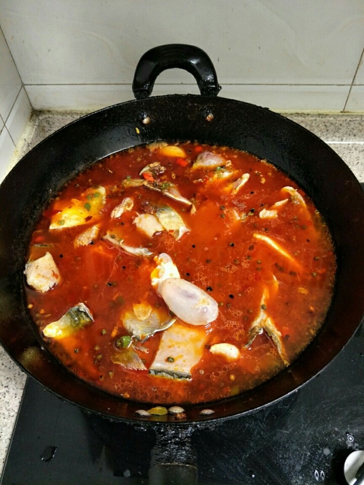 家常水煮鱼,加入凉水到锅里,