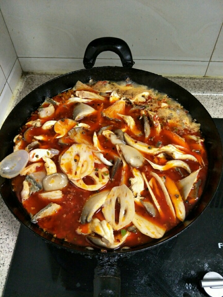 家常水煮鱼,放入藕片,平菇,豆皮到锅里煮5分钟