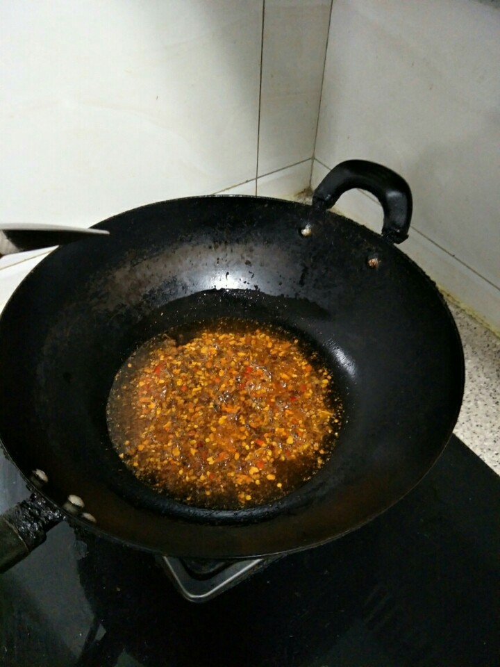家常水煮鱼,锅洗净,冷锅冷油,等待油温50度,放下花椒颗粒,<a style='color:red;display:inline-block;' href='/shicai/ 9613'>辣椒面</a>,炒30秒。