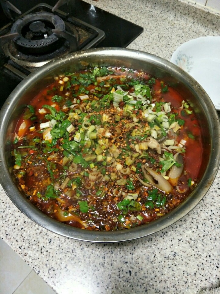 家常水煮鱼,锅里的调料泠在鱼片上,上桌。