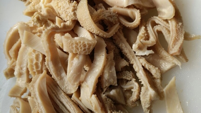 麻辣韭菜竹笋炒羊肚, 羊肚放进冷水盆里(水要没过羊肚表面),再加入1/2茶匙食盐。然后加入1茶匙白醋,浸泡10分钟。再用手反复搓洗羊肚表面,以去除其表面粘液。然后用手撑开羊肚,翻出里面,用同样的方法反复搓洗,去除其表面的粘液,洗净切条。