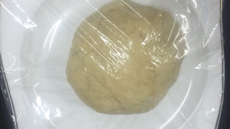 蛋黄酥,水油皮表面揉光滑即可,盖上保鲜膜,醒30分钟。