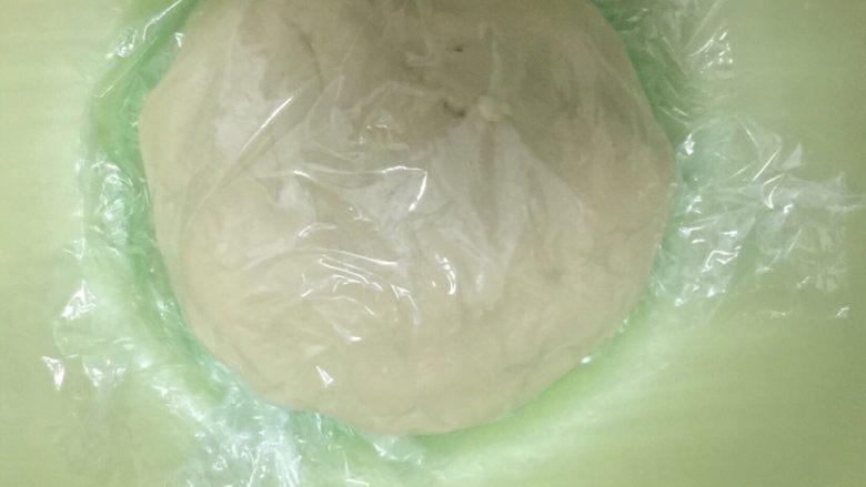 蛋黄酥,揉到面团表面光滑,油酥就做好了,然后盖上保鲜膜,醒30分钟。