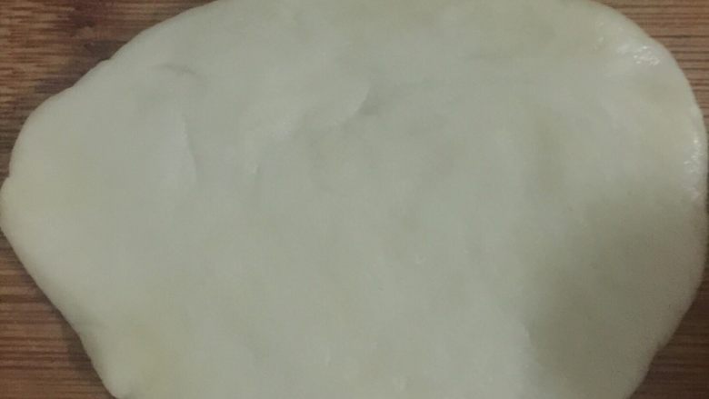 蛋黄酥,水油皮醒好之后,把水油皮擀成薄片。
