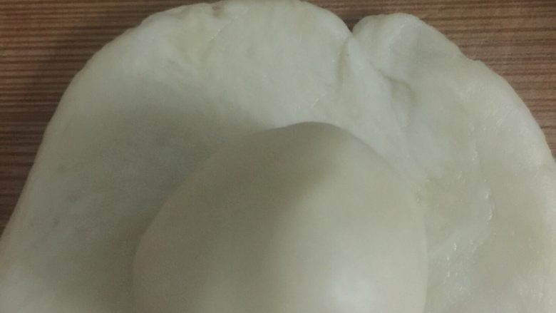 蛋黄酥,然后把油酥放在水油皮上面,包裹起来。