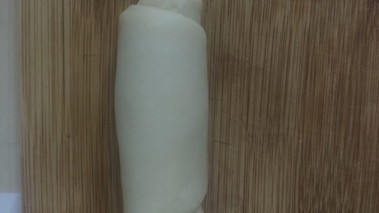 蛋黄酥,然后从一端像另外一端卷起