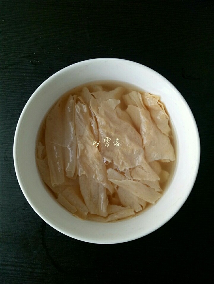 笋片火腿汤,腐竹用清水浸泡至发软;
