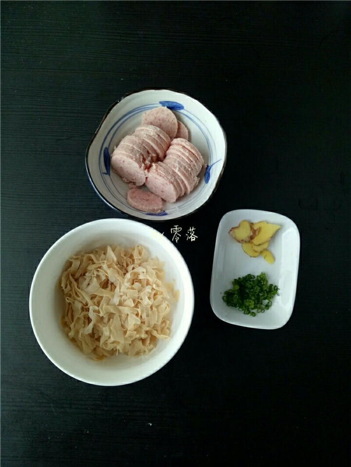 笋片火腿汤,腐竹洗净后切细丝;火腿肠切片;老姜切片,小葱切葱花;