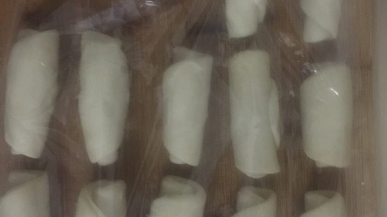 蛋黄酥,卷好之后,盖上保鲜膜,防止面干掉。