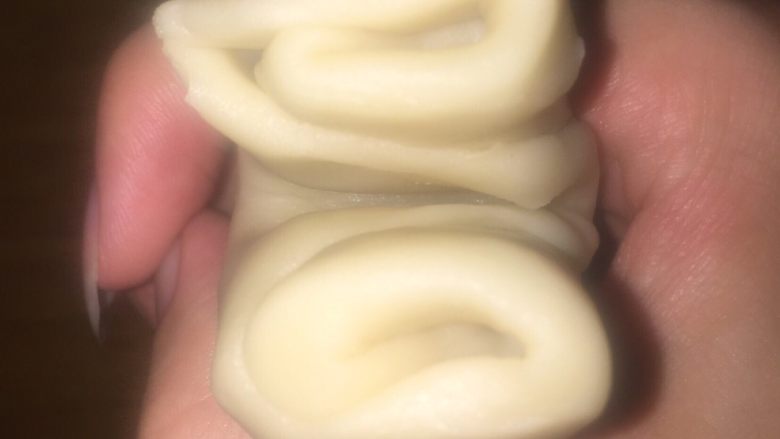 蛋黄酥,然后从中间对折