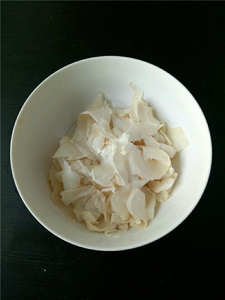 笋片火腿汤,笋片洗净,挤干水分;我的笋片爸妈已经帮我处理过,可以直接烹饪;如果你买的笋子,需剥皮切片,泡水,焯水,挤干水分后再烹饪;