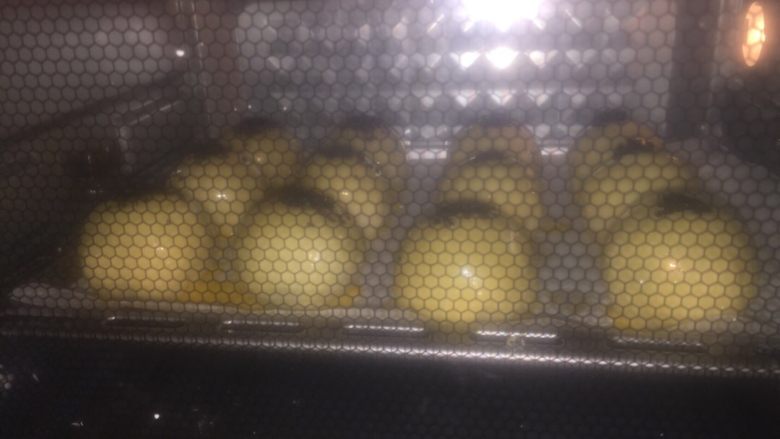 蛋黄酥,然后放进烤箱里面烤,上下火中层180度,烤25分钟。