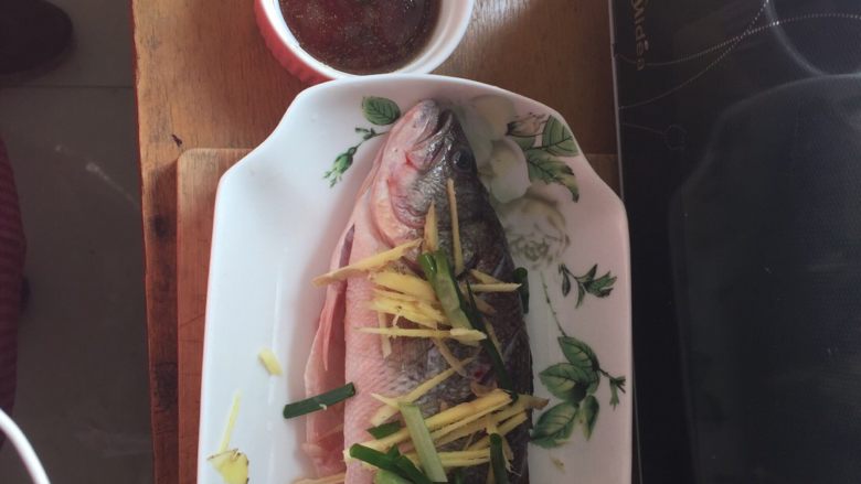 微波炉版清蒸鲈鱼,鲈鱼肚子里放点姜丝（可以除去鱼腥味）撒点姜丝和<a style='color:red;display:inline-block;' href='/shicai/ 3250'>葱</a>，旁边调的蒸鱼汁