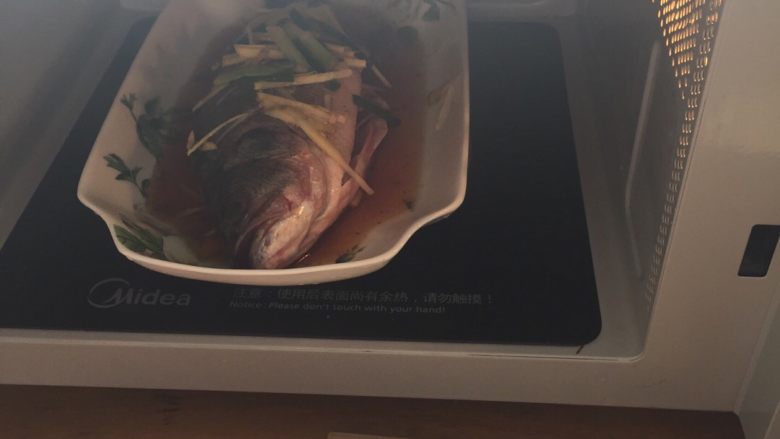 微波炉版清蒸鲈鱼,放入微波炉蒸十到十五分钟