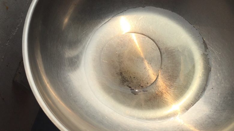微波炉版清蒸鲈鱼,锅内烧热油