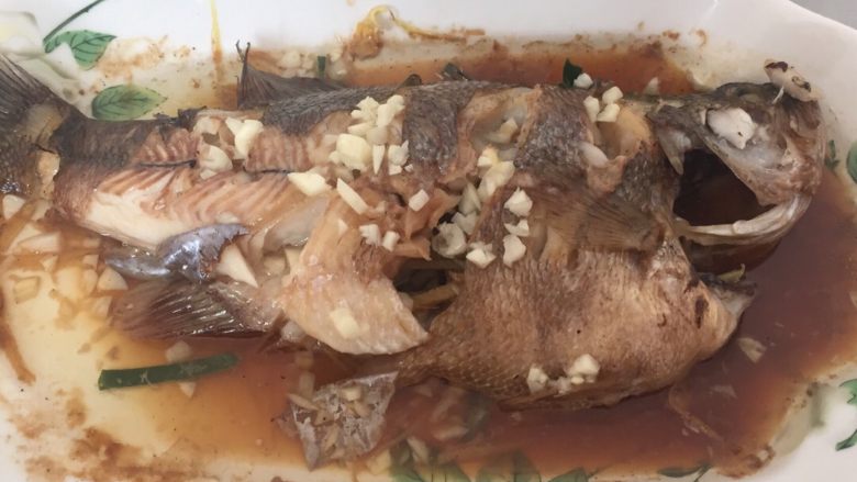 微波炉版清蒸鲈鱼,撒点蒜末淋上热油激出蒜香味