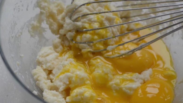 经典酸奶戚风蛋糕,<a style='color:red;display:inline-block;' href='/shicai/ 548'>低筋面粉</a><a style='color:red;display:inline-block;' href='/shicai/ 512'>玉米淀粉</a>过筛，再筛入步骤1中的容器，手动打蛋器画一字，混合均匀。切记不要画圈圈，避免起筋。