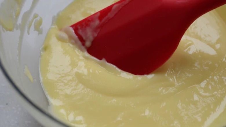 经典酸奶戚风蛋糕,加入蛋黄面黄糊中，一字拌匀。