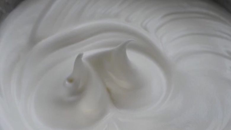 经典酸奶戚风蛋糕,滴入几滴<a style='color:red;display:inline-block;' href='/shicai/ 919'>柠檬汁</a>，用电动打蛋器打散蛋白，出现大气泡加入1/3的糖，继续中速打发，打致细密的小气泡加入1/3糖继续打发，打至湿性发泡再加入1/3糖，直到打到硬性发泡，（直立的小钩）打发好的蛋白霜很细腻的，不易消泡。