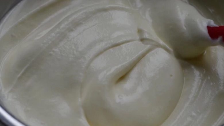 经典酸奶戚风蛋糕,面糊混合好了，蛋糕糊非常稳定，细腻，有稠度。