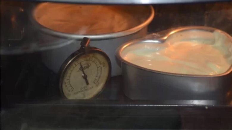 经典酸奶戚风蛋糕,拌好的蛋糕糊倒入活低磨具，轻轻镇一下震出多余气泡，放入烤箱中层，预热好烤箱150度上下火50分钟