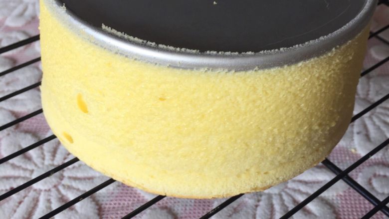 经典酸奶戚风蛋糕,蛋糕出炉后，立即倒扣放凉脱模