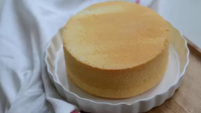 经典酸奶戚风蛋糕,酸奶戚风蛋糕脱模完成，是不是很想吃呢？今天看完直播的同学可以交作业了