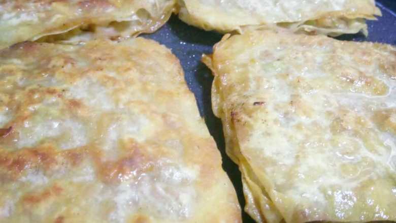 香酥千层馅饼,电饼铛加热,加少许油,放入馅饼