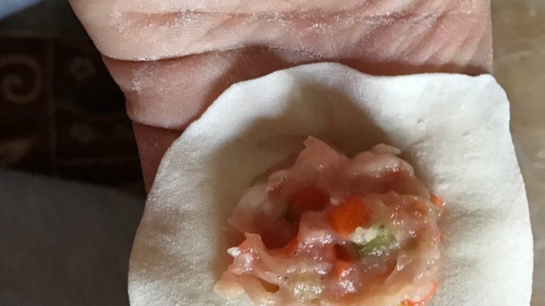 龙利鱼蒸饺,将馅料儿放在面皮上