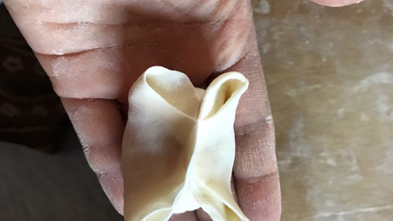 龙利鱼蒸饺,再把对面两边捏紧
