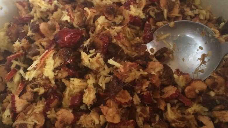 红糖姜枣膏,然后搅拌均匀,开小火慢煮