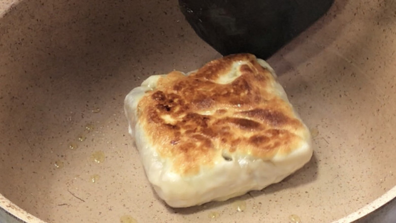 芝士鲜虾饭包,翻面,煎至两面金黄